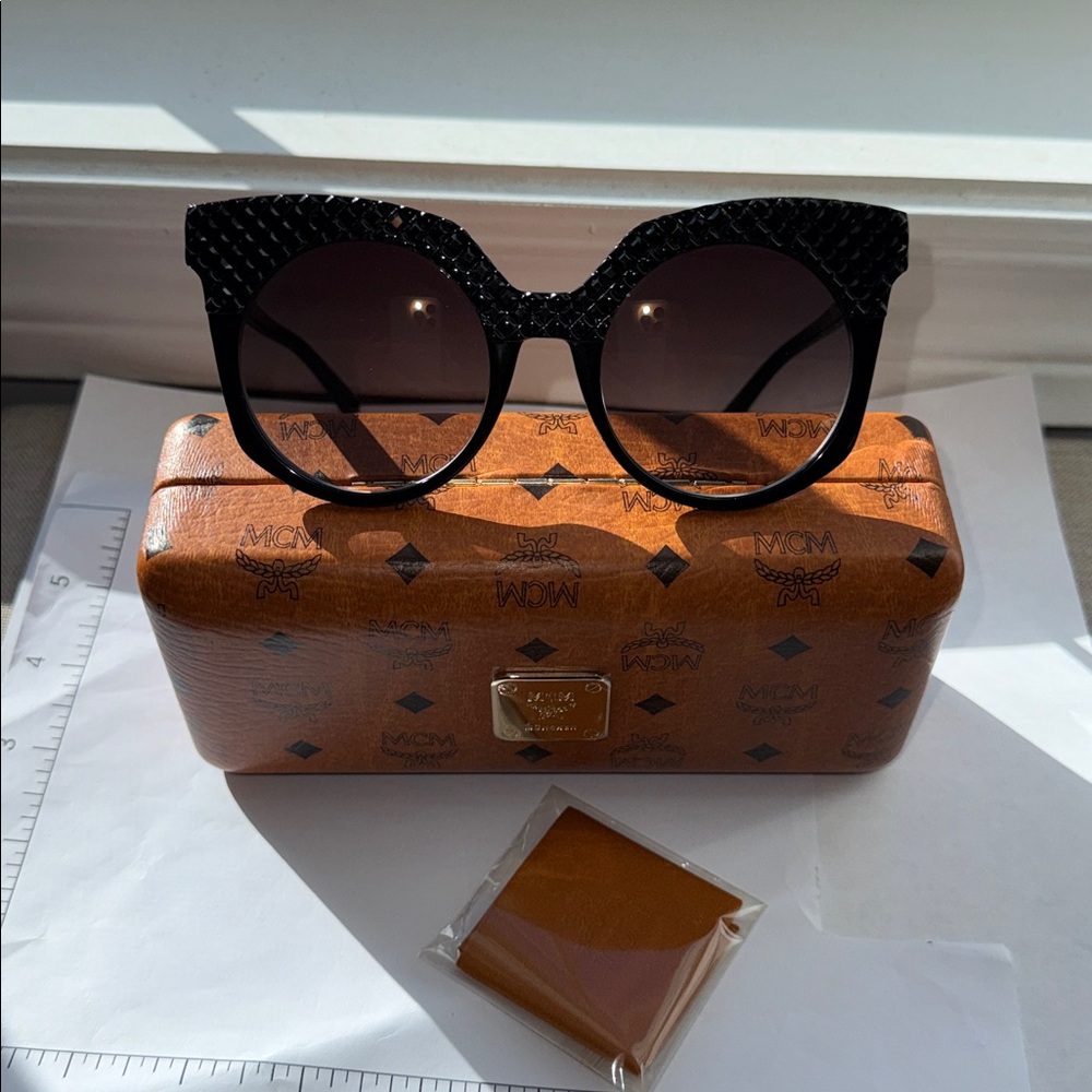 MCM NWT Authentic Women's Cat Eye 52mm Acetate Frame Sunglasses Black - Picture 2 of 10